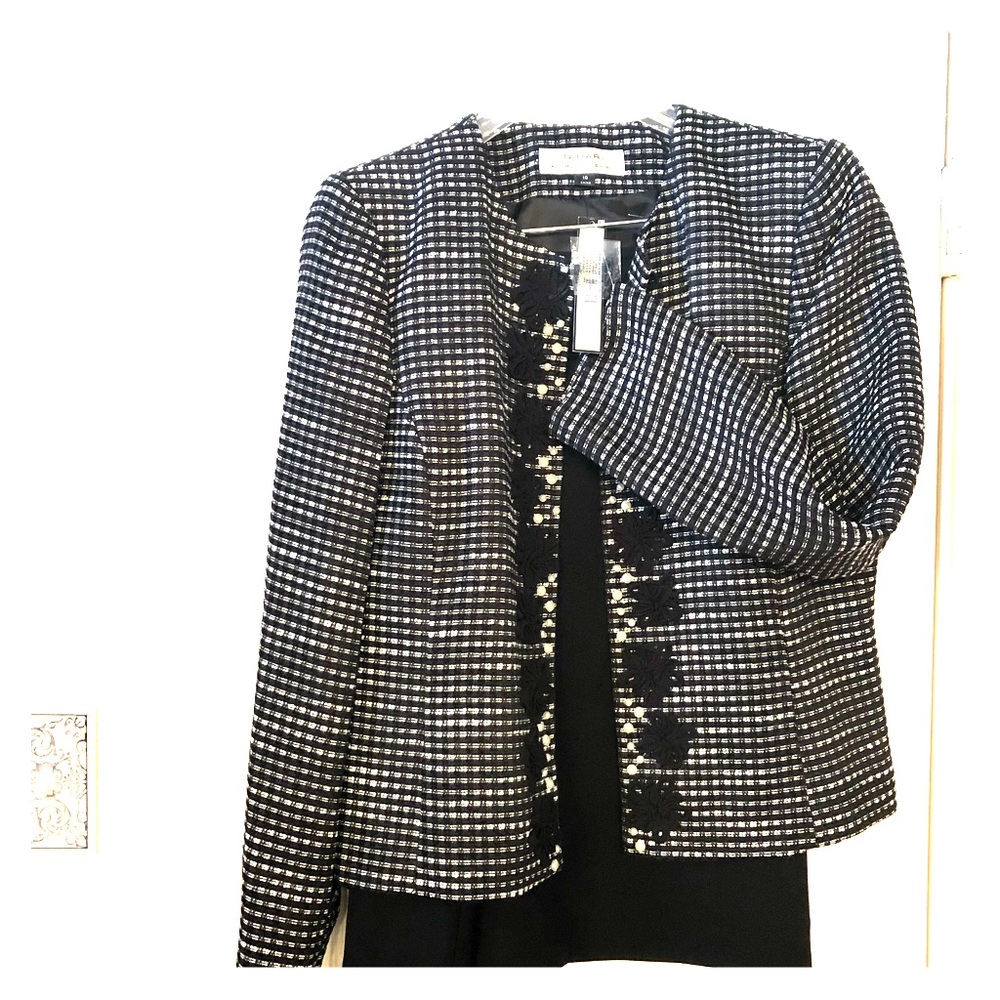NWT beautiful suit with delicate detailed trim